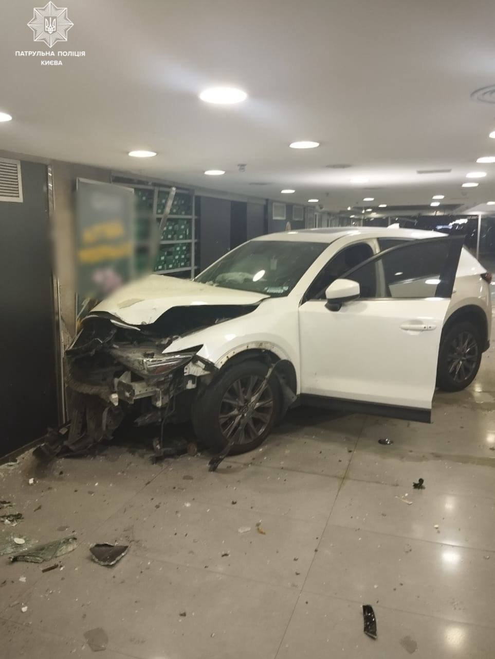 Водитель перепутала педали: в полиции Киева рассказали детали ДТП с участием легковушки в ТЦ Ocean Plaza. Фото