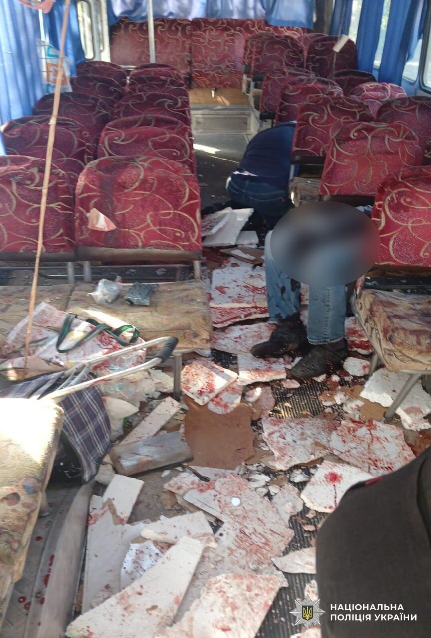 В пригороде Херсона российские оккупанты дважды ударили дроном по автобусу: есть погибшие, много раненых