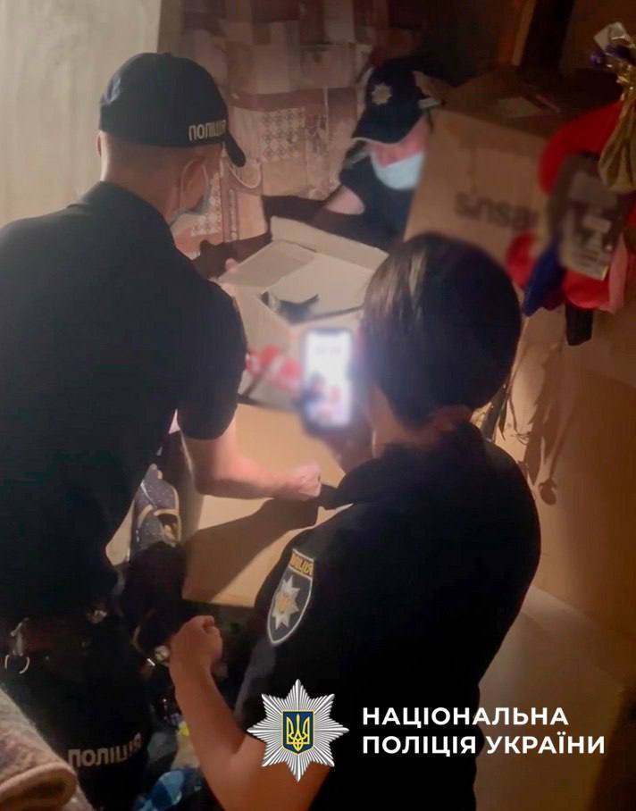 Близько тижня були зачинені у квартирі: у Києві поліцейські врятували дев’ятьох котів. Фото та відео