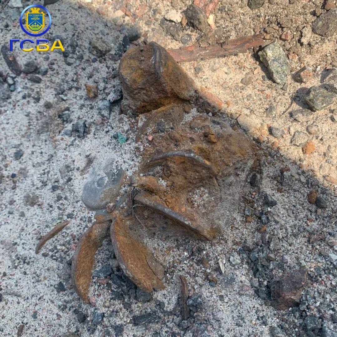 Под Киевом посреди улицы нашли мину. Подробности и фото