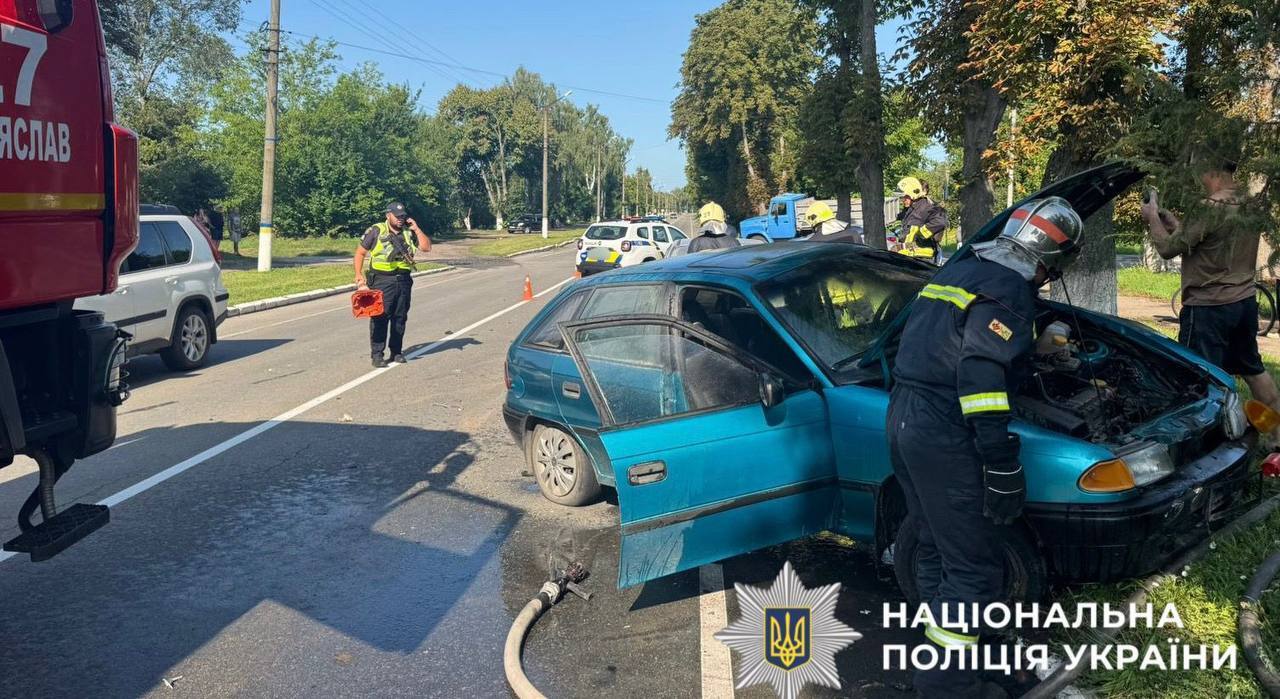 На Киевщине столкнулись две легковушки: одна из машин загорелась, есть пострадавшая. Фото