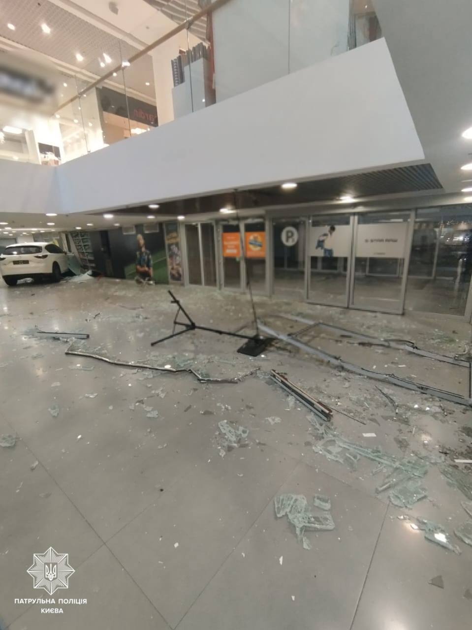 Водійка переплутала педалі: у поліції Києва розповіли деталі ДТП за участі легковика у ТЦ Ocean Plaza. Фото
