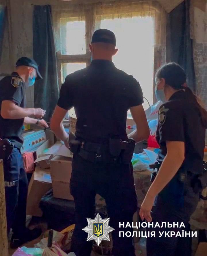 Близько тижня були зачинені у квартирі: у Києві поліцейські врятували дев’ятьох котів. Фото та відео