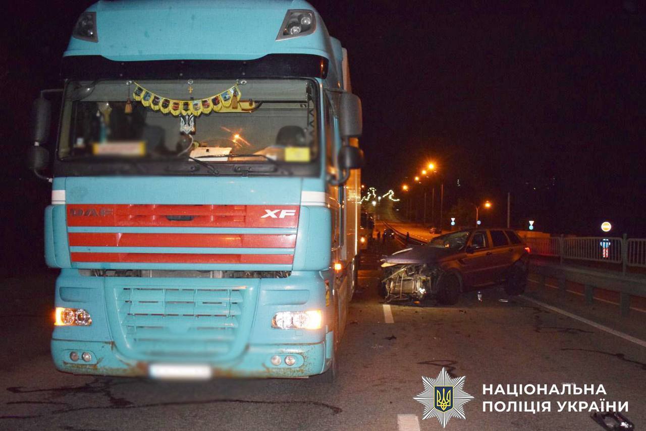 В Киеве пьяный водитель-иностранец элитного внедорожника устроил масштабное ДТП: есть пострадавшая. Фото