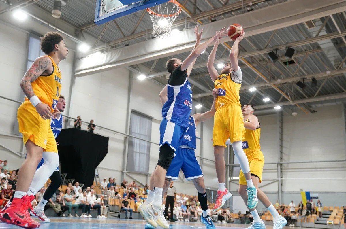 Камбэк и шедевр с центра поля: Украина добыла первую победу в пре-квалификации к ЧМ-2027 по баскетболу. Видео