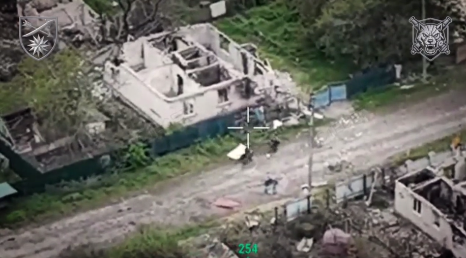 Снайперская работа артиллерии: в ВСУ показали прямое попадание в штурмовую группу врага