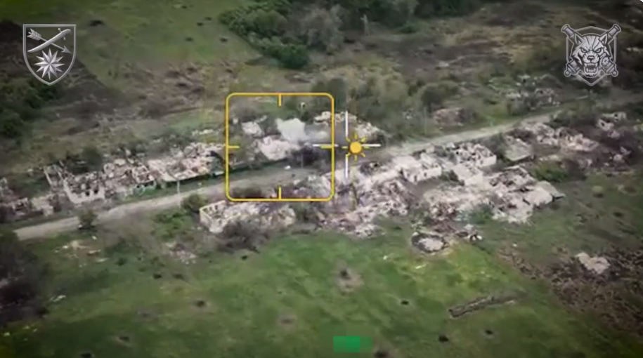 Снайперская работа артиллерии: в ВСУ показали прямое попадание в штурмовую группу врага