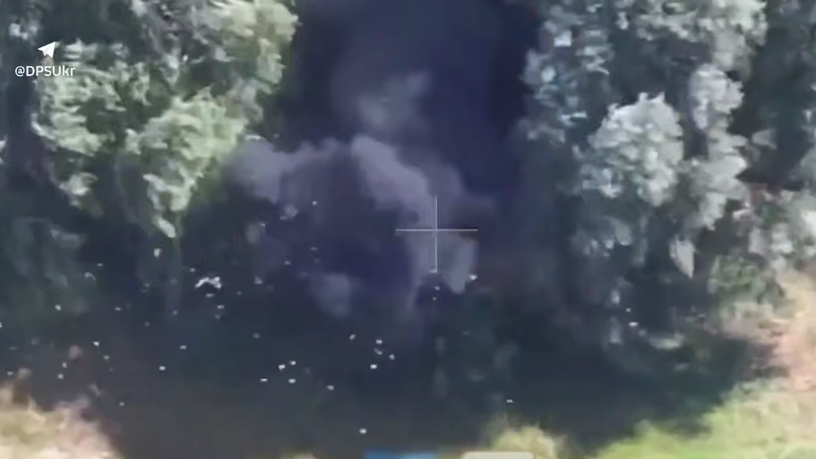 Дрони українських прикордонників ліквідували окупантів та знищили їхнє укриття. Відео
