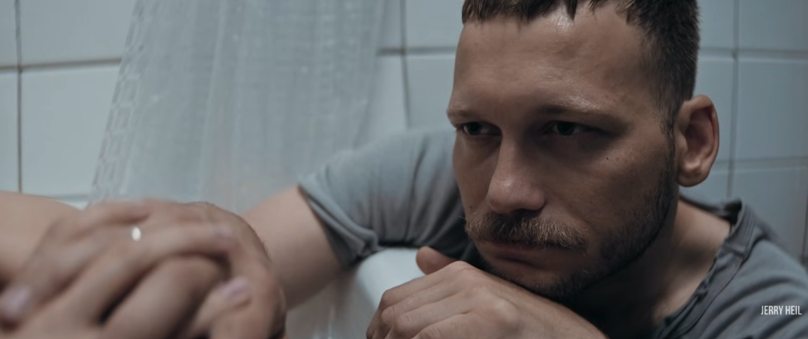 "Ми не знали про його минуле": Jerry Heil та Yarmak відреагували на скандал з Темляком, який зіграв головну роль у кліпі "З якого ти поверху неба?"