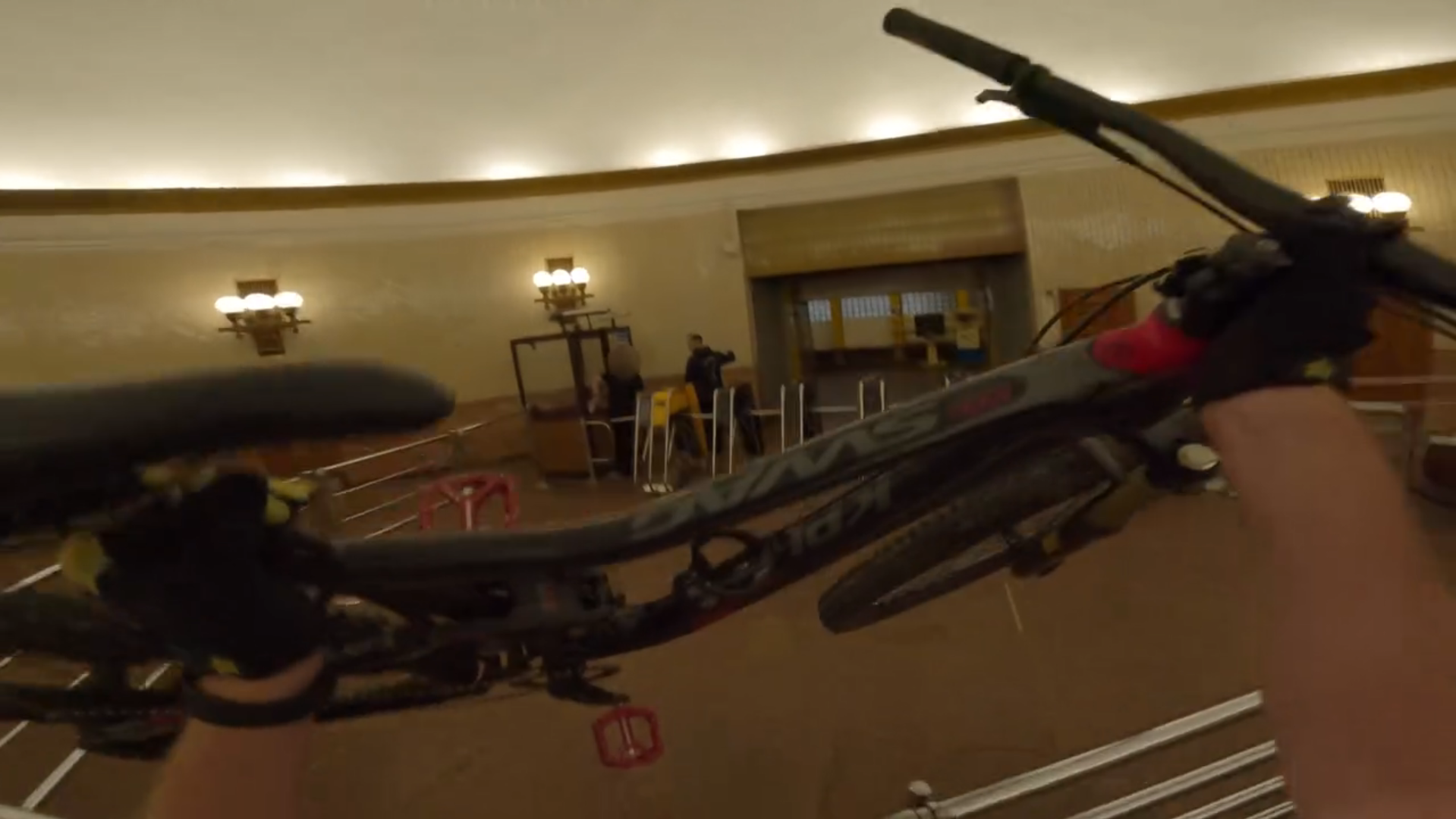 У Києві хлопець влаштував екстремальні гонки на найглибшій станції метро Європи: його шукає поліція. Відео