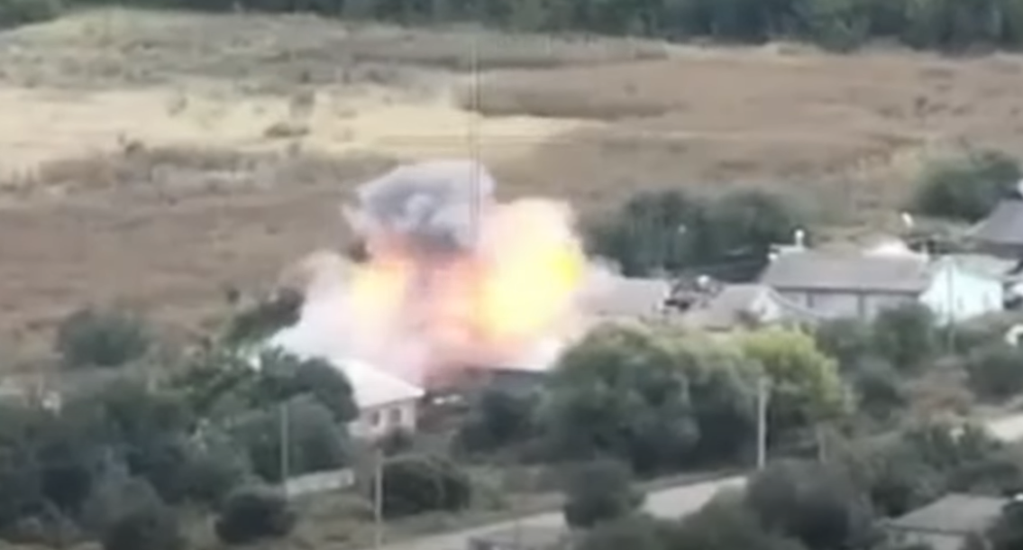 На Курском направлении пограничники ударили по логистике и укрытиям врага: уничтожен наземный дрон. Видео