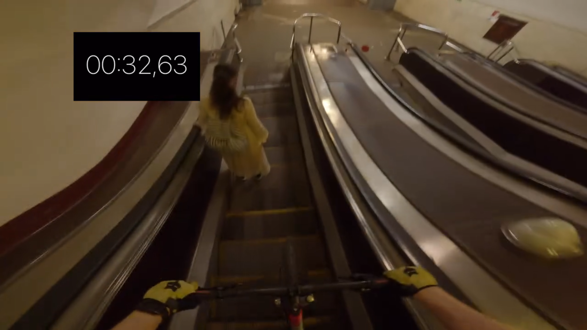 У Києві хлопець влаштував екстремальні гонки на найглибшій станції метро Європи: його шукає поліція. Відео