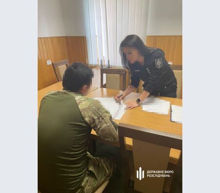 Сотрудник "Лесов Украины" год незаконно выдавал билеты на вырубку деревьев