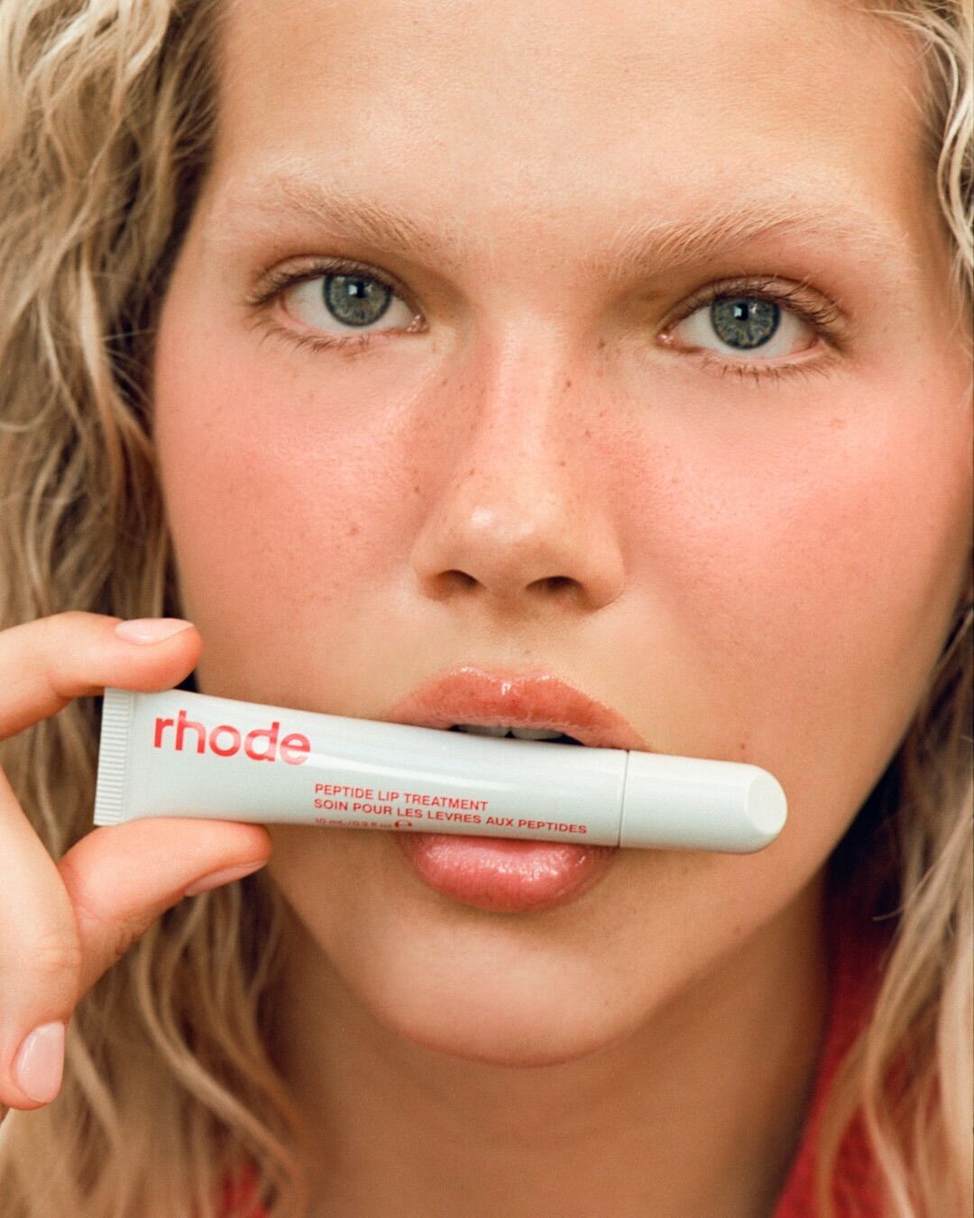 "Кого хвилює тероризм? Краще купіть нашу помаду". Бренд Гейлі Бібер заплямував репутацію цинічною рекламою та відлякав покупців з України