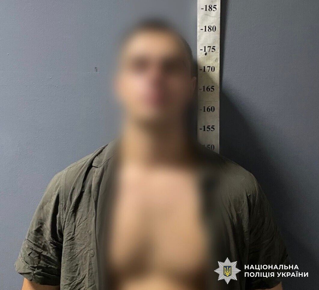 У Києві п’яний молодик перекривав рух авто, а потім коліном розбив скло в автобусі. Фото