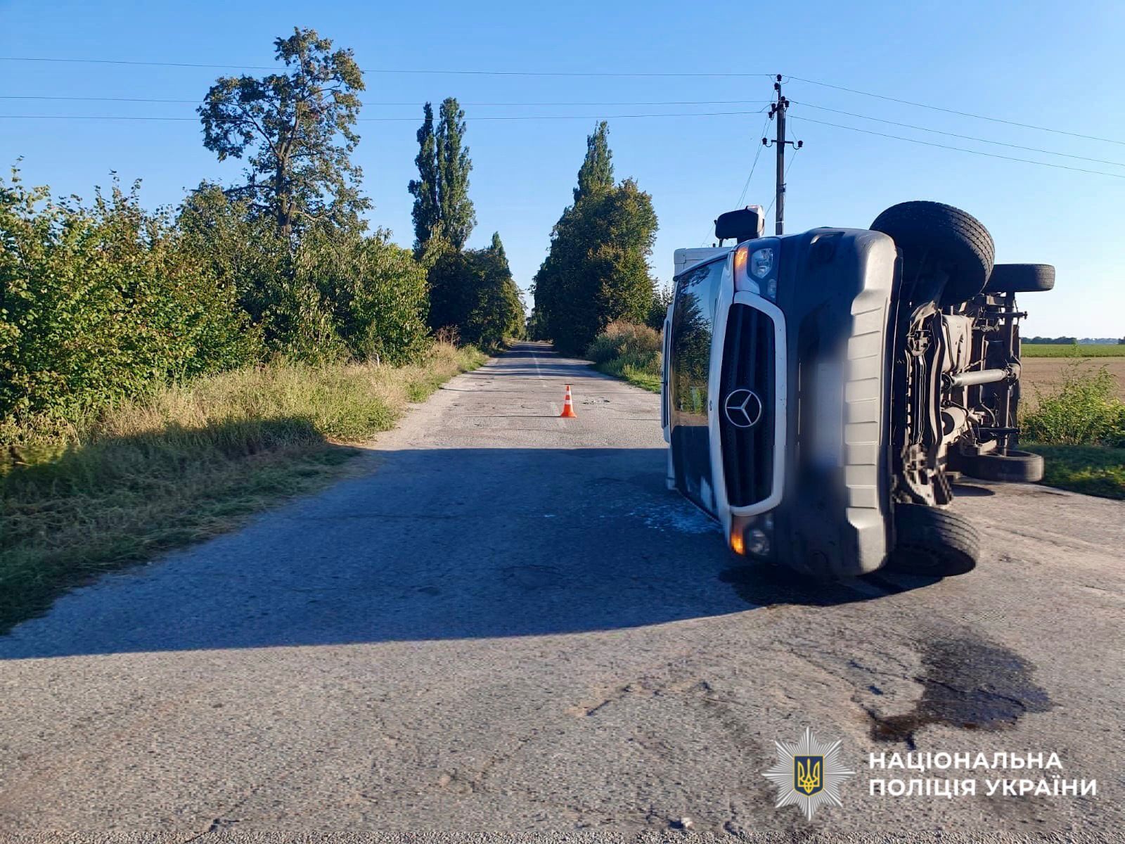 На Київщині внаслідок зіткнення з легковиком перекинулось вантажне авто: є постраждалий. Фото