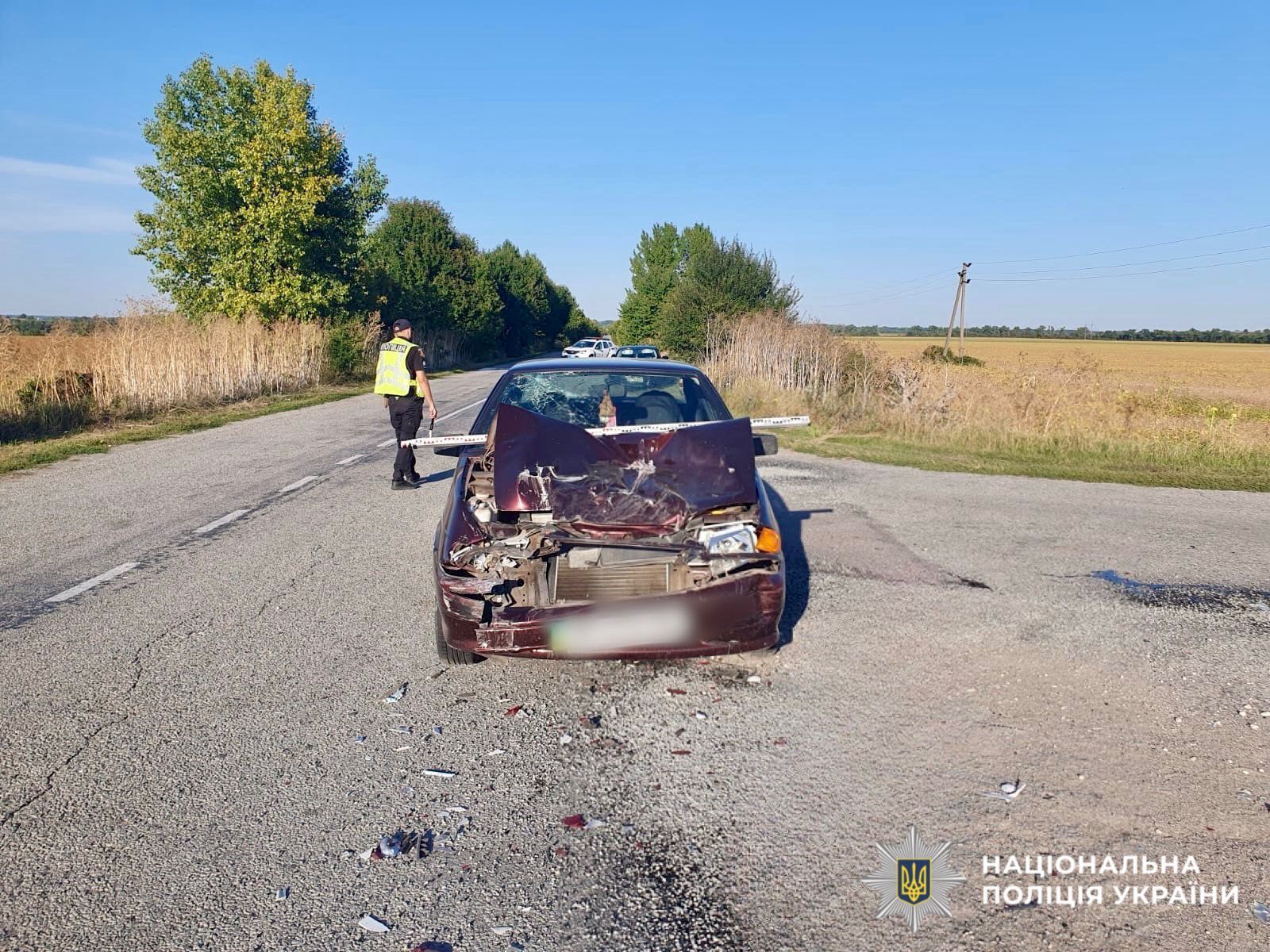 На Київщині внаслідок зіткнення з легковиком перекинулось вантажне авто: є постраждалий. Фото