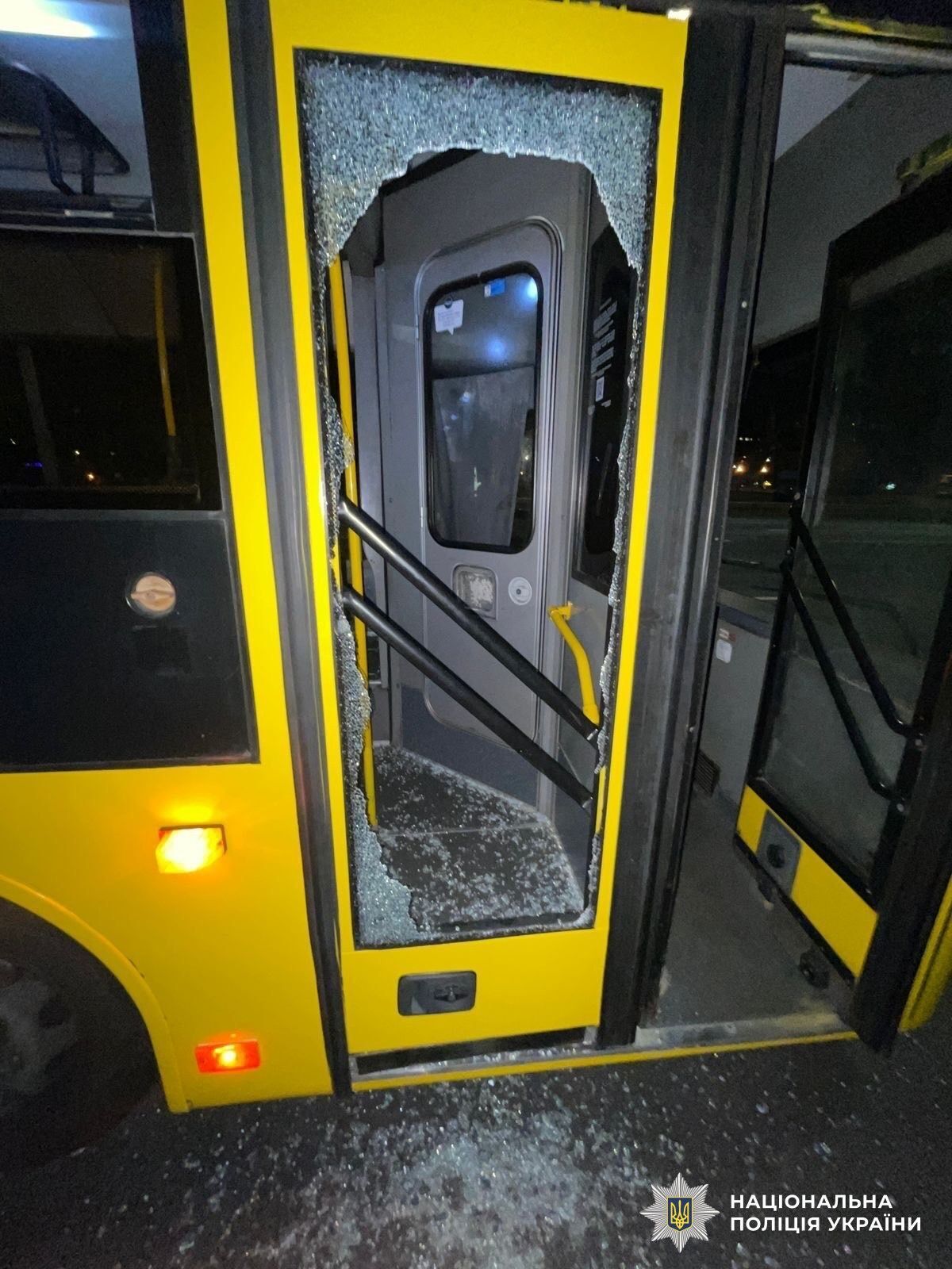 У Києві п’яний молодик перекривав рух авто, а потім коліном розбив скло в автобусі. Фото