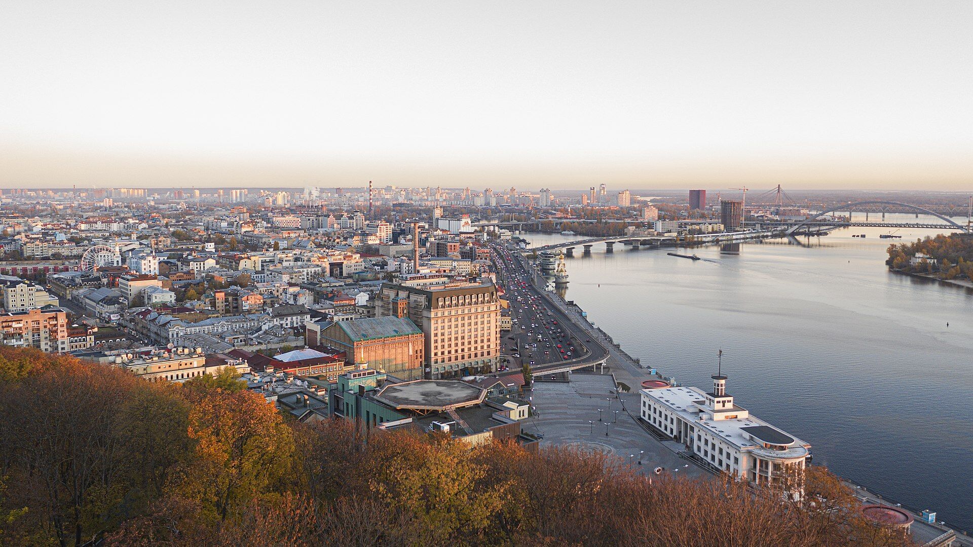В сети показали, как выглядели Подол и Контрактовая площадь в конце 1890-х годов. Уникальная панорама