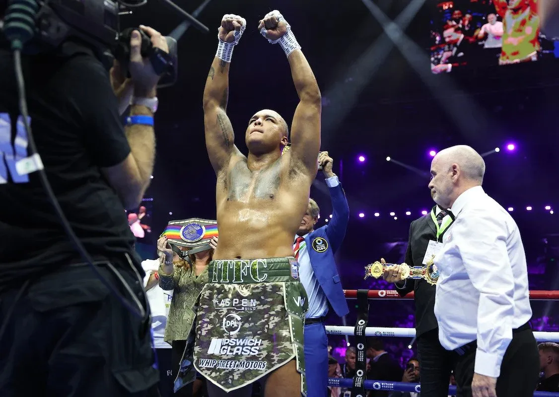 Усик 11 словами прокоментував втрату статусу абсолютного чемпіона світу. Відео