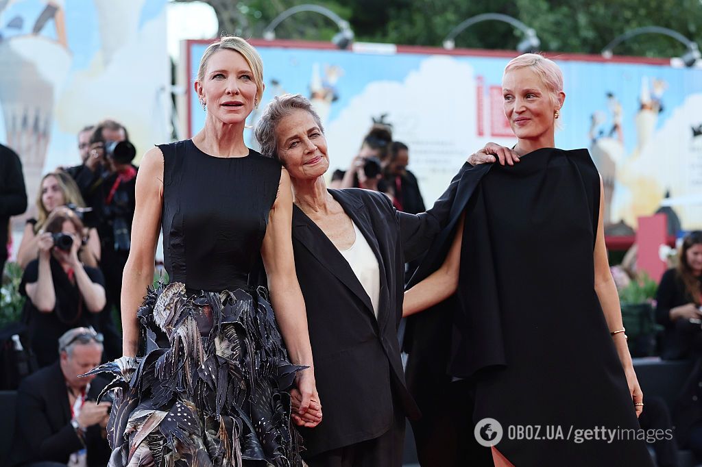 Самое странное платье на Венецианском фестивале: Кейт Бланшетт вышла на красную дорожку в юбке из птичьих перьев. Фото