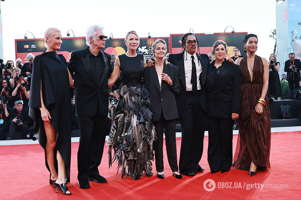 Самое странное платье на Венецианском фестивале: Кейт Бланшетт вышла на красную дорожку в юбке из птичьих перьев. Фото