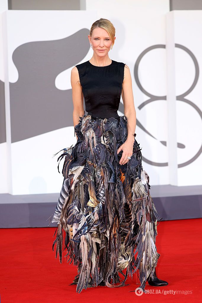 Самое странное платье на Венецианском фестивале: Кейт Бланшетт вышла на красную дорожку в юбке из птичьих перьев. Фото