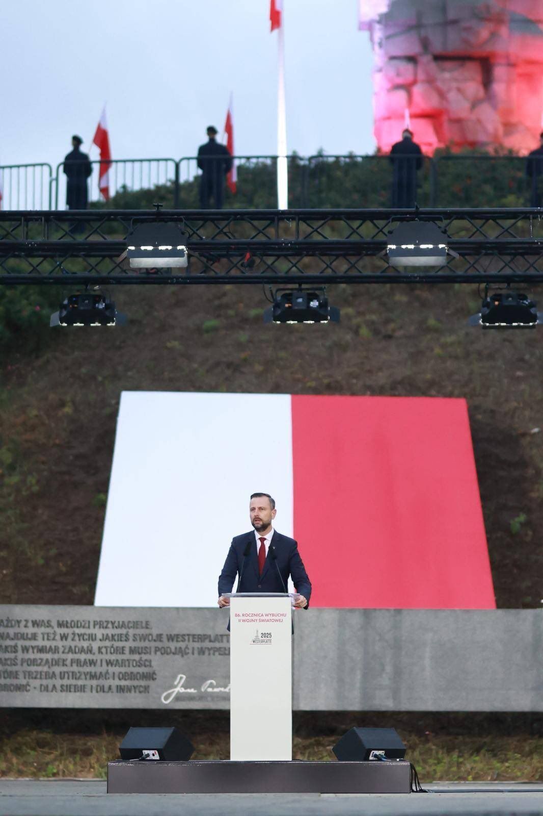 "Там гибнут дети": министр обороны Польши предостерег партнеров от привыкания к войне в Украине