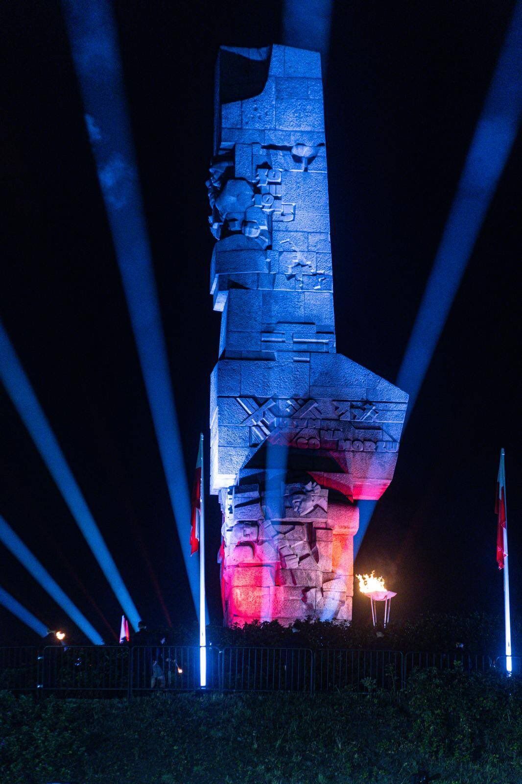 "Там гибнут дети": министр обороны Польши предостерег партнеров от привыкания к войне в Украине