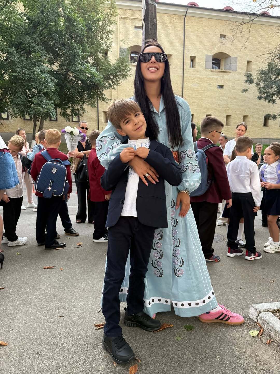 Решетніки в однакових костюмах, а син Цибульської в штанах з діркою: зірки показали своїх дітей-школярів на першому дзвонику. Фото