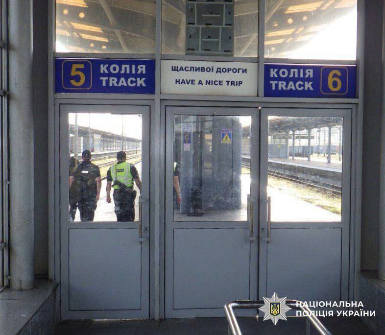 Делал селфи: в Киеве умер мужчина, которого поразило током на крыше электропоезда. Подробности и фото