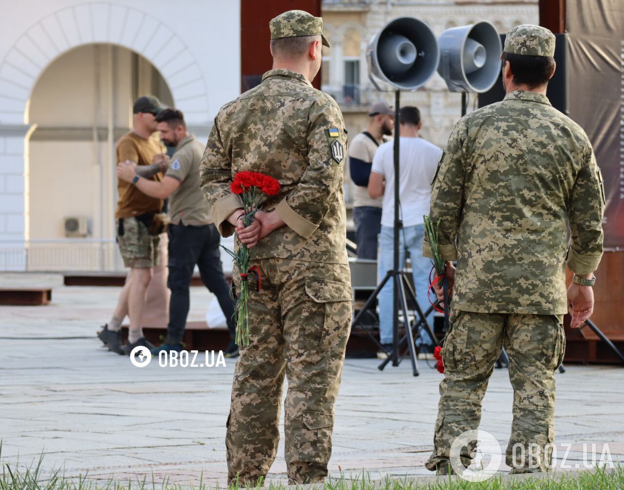 Квіти і чорні стрічки: у Києві на Майдані Незалежності вшанували пам'ять Парубія. Фото й відео