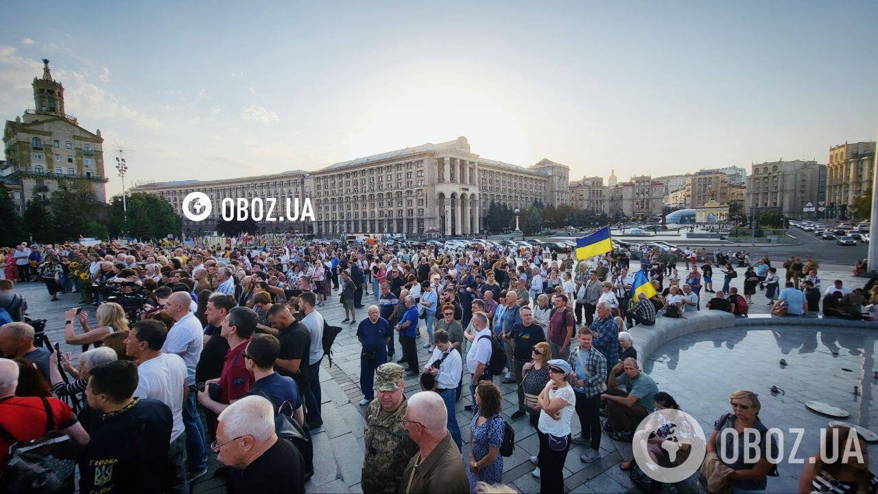 Квіти і чорні стрічки: у Києві на Майдані Незалежності вшанували пам'ять Парубія. Фото й відео