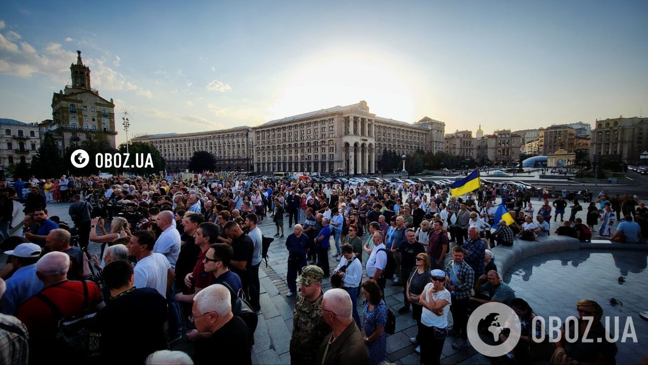 Квіти і чорні стрічки: у Києві на Майдані Незалежності вшанували пам'ять Парубія. Фото й відео