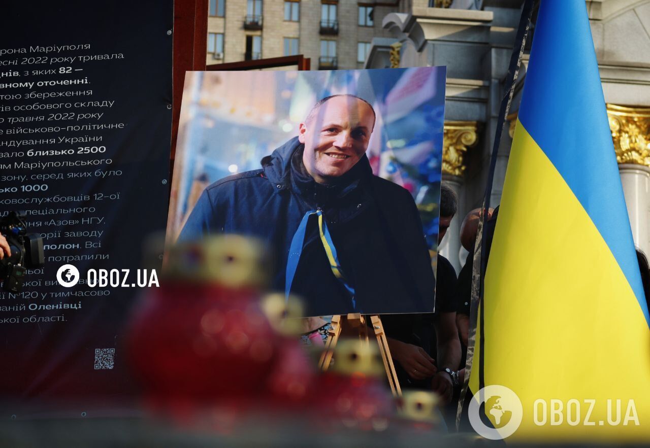 Квіти і чорні стрічки: у Києві на Майдані Незалежності вшанували пам'ять Парубія. Фото й відео