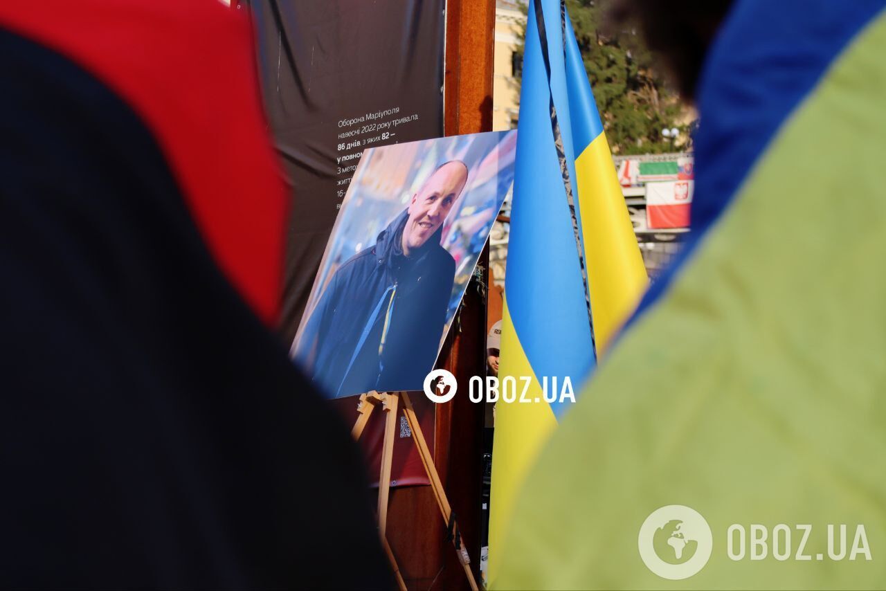 Квіти і чорні стрічки: у Києві на Майдані Незалежності вшанували пам'ять Парубія. Фото й відео