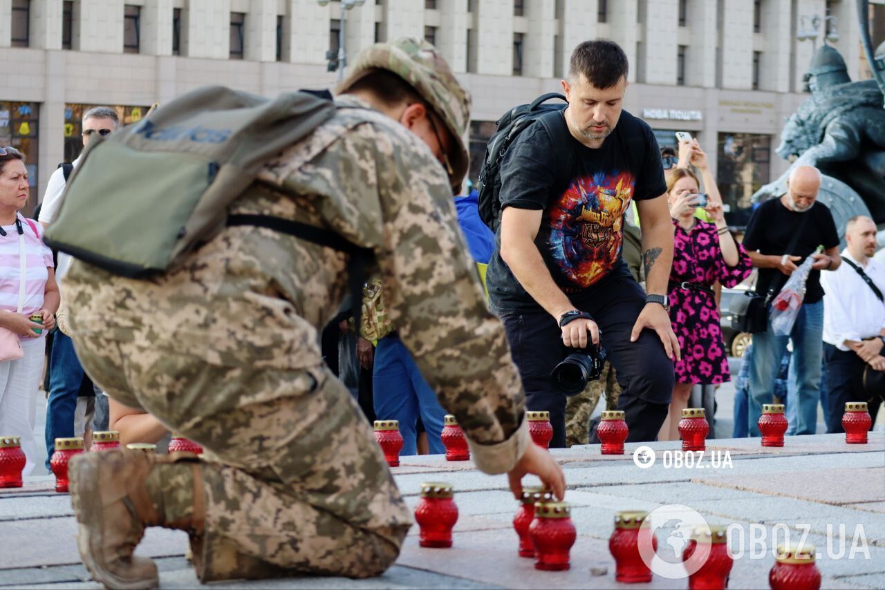 Квіти і чорні стрічки: у Києві на Майдані Незалежності вшанували пам'ять Парубія. Фото й відео