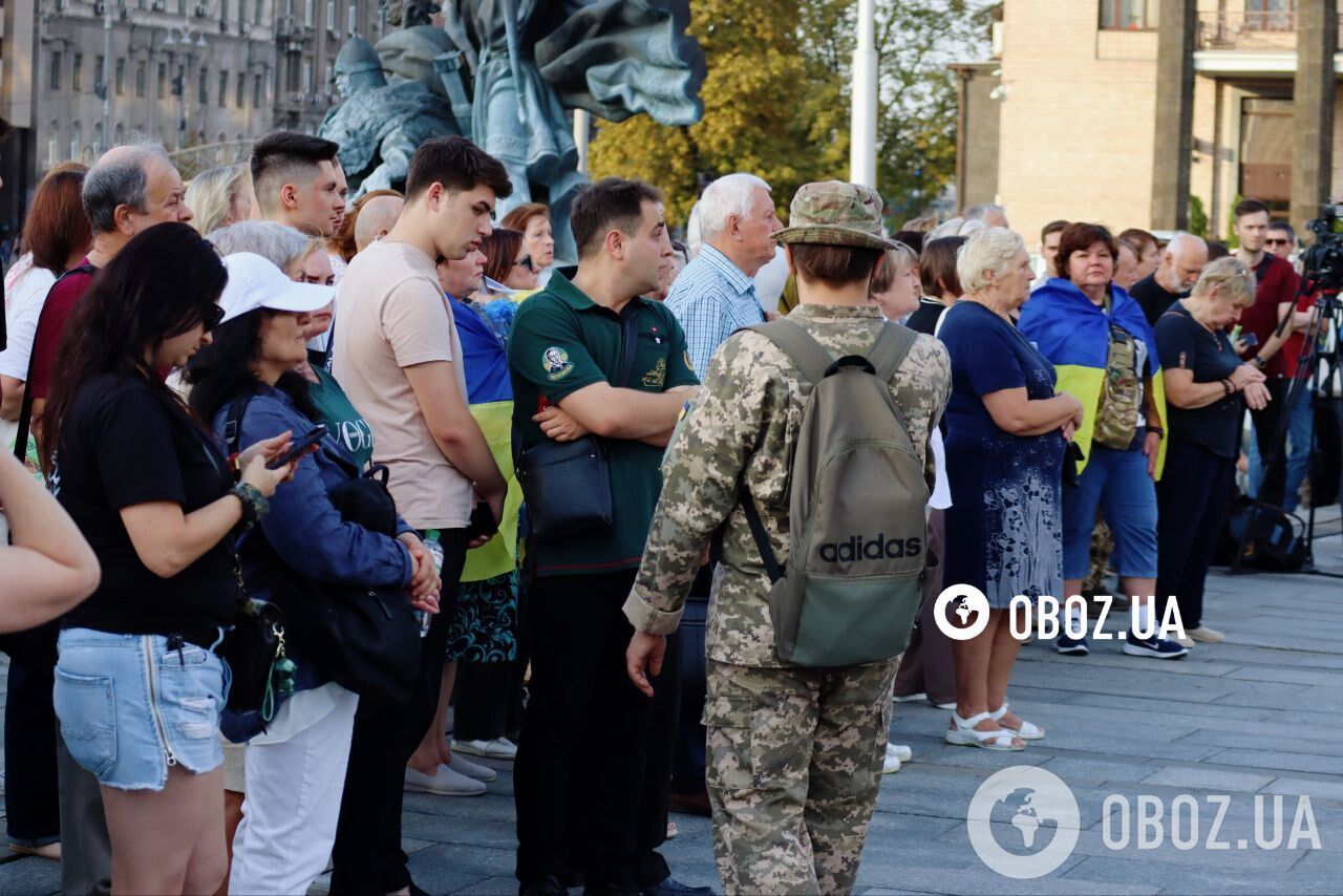 Квіти і чорні стрічки: у Києві на Майдані Незалежності вшанували пам'ять Парубія. Фото й відео