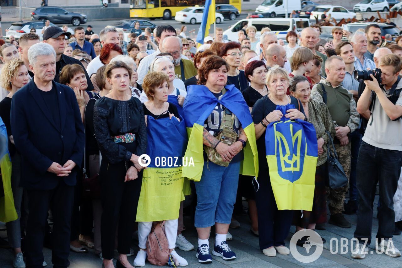 Квіти і чорні стрічки: у Києві на Майдані Незалежності вшанували пам'ять Парубія. Фото й відео