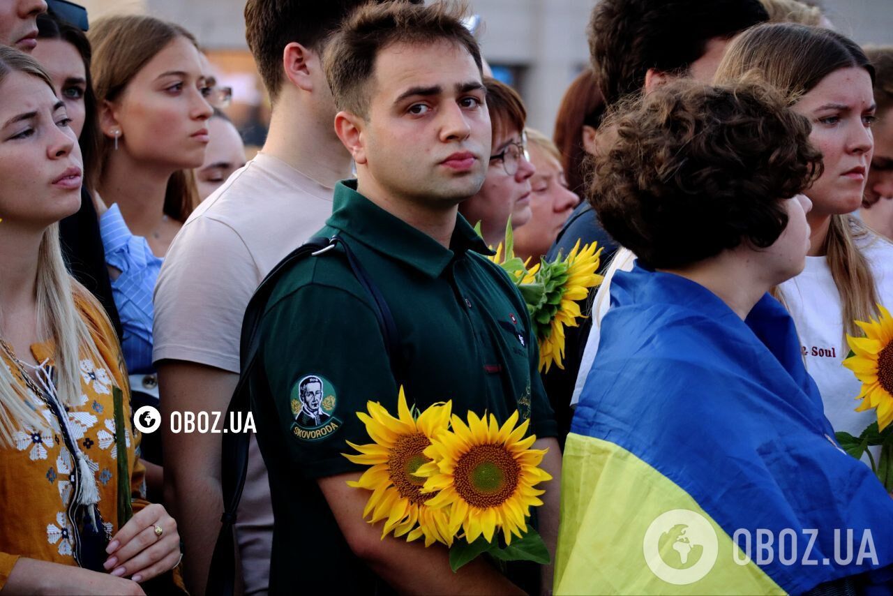 Квіти і чорні стрічки: у Києві на Майдані Незалежності вшанували пам'ять Парубія. Фото й відео
