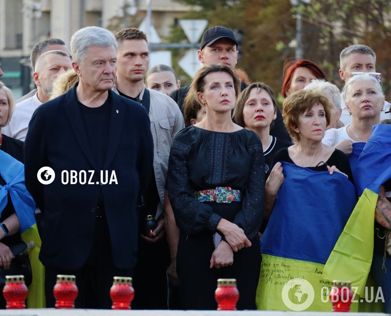 Квіти і чорні стрічки: у Києві на Майдані Незалежності вшанували пам'ять Парубія. Фото й відео