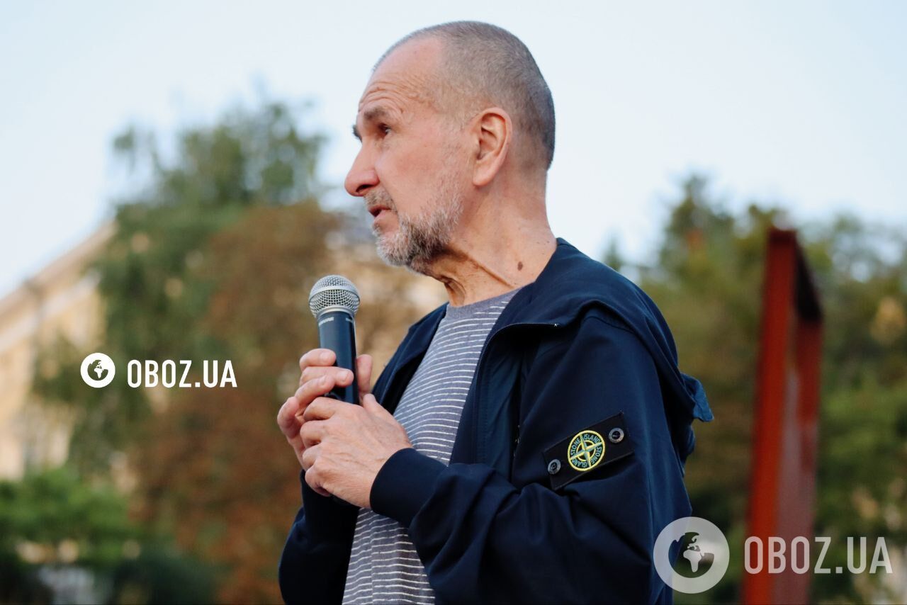 Квіти і чорні стрічки: у Києві на Майдані Незалежності вшанували пам'ять Парубія. Фото й відео