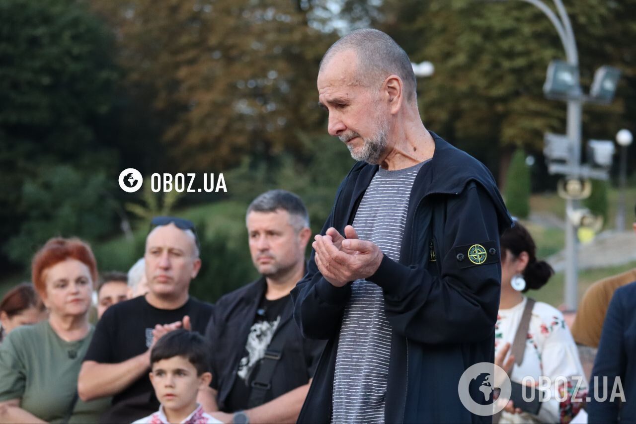 Квіти і чорні стрічки: у Києві на Майдані Незалежності вшанували пам'ять Парубія. Фото й відео