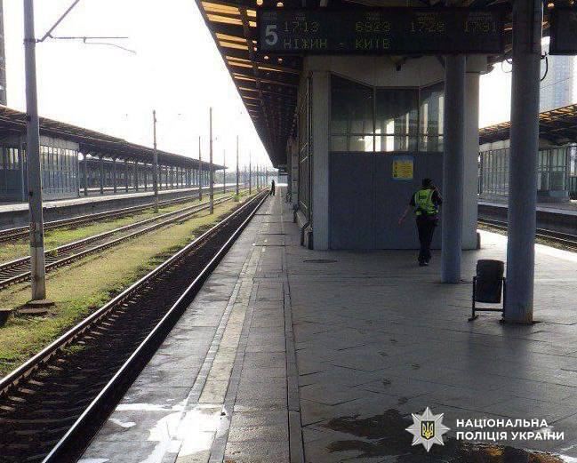 Делал селфи: в Киеве умер мужчина, которого поразило током на крыше электропоезда. Подробности и фото