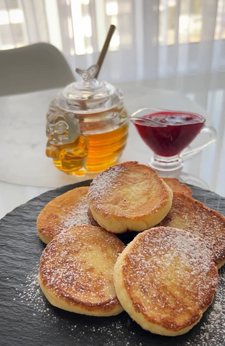 Ідеальні сирники, які не розпадаються і тримають форму: в чому секрет