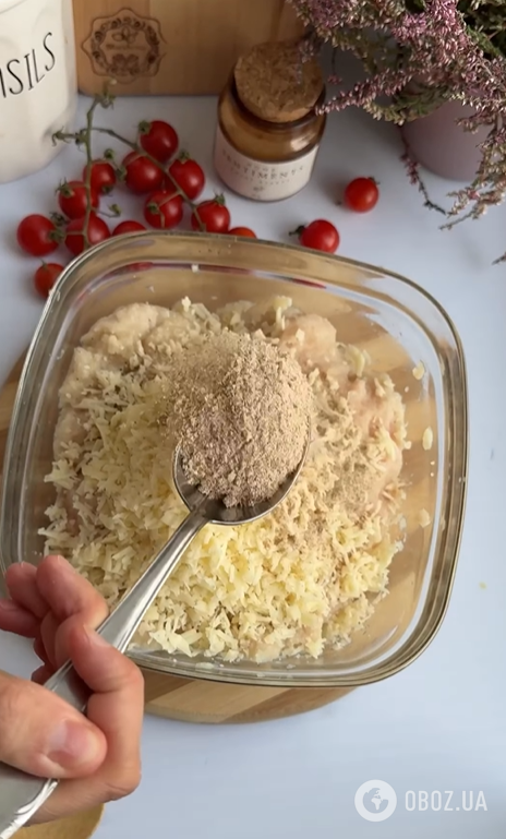 Добавьте этот ингредиент в куриные котлеты, и они точно будут сочными: делимся простым рецептом обеда