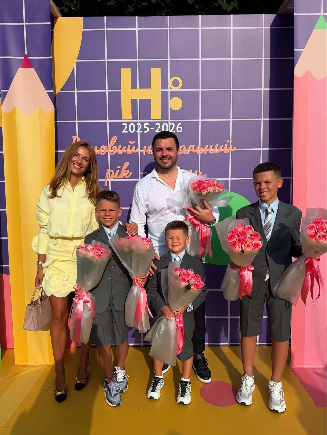 Решетніки в однакових костюмах, а син Цибульської в штанах з діркою: зірки показали своїх дітей-школярів на першому дзвонику. Фото