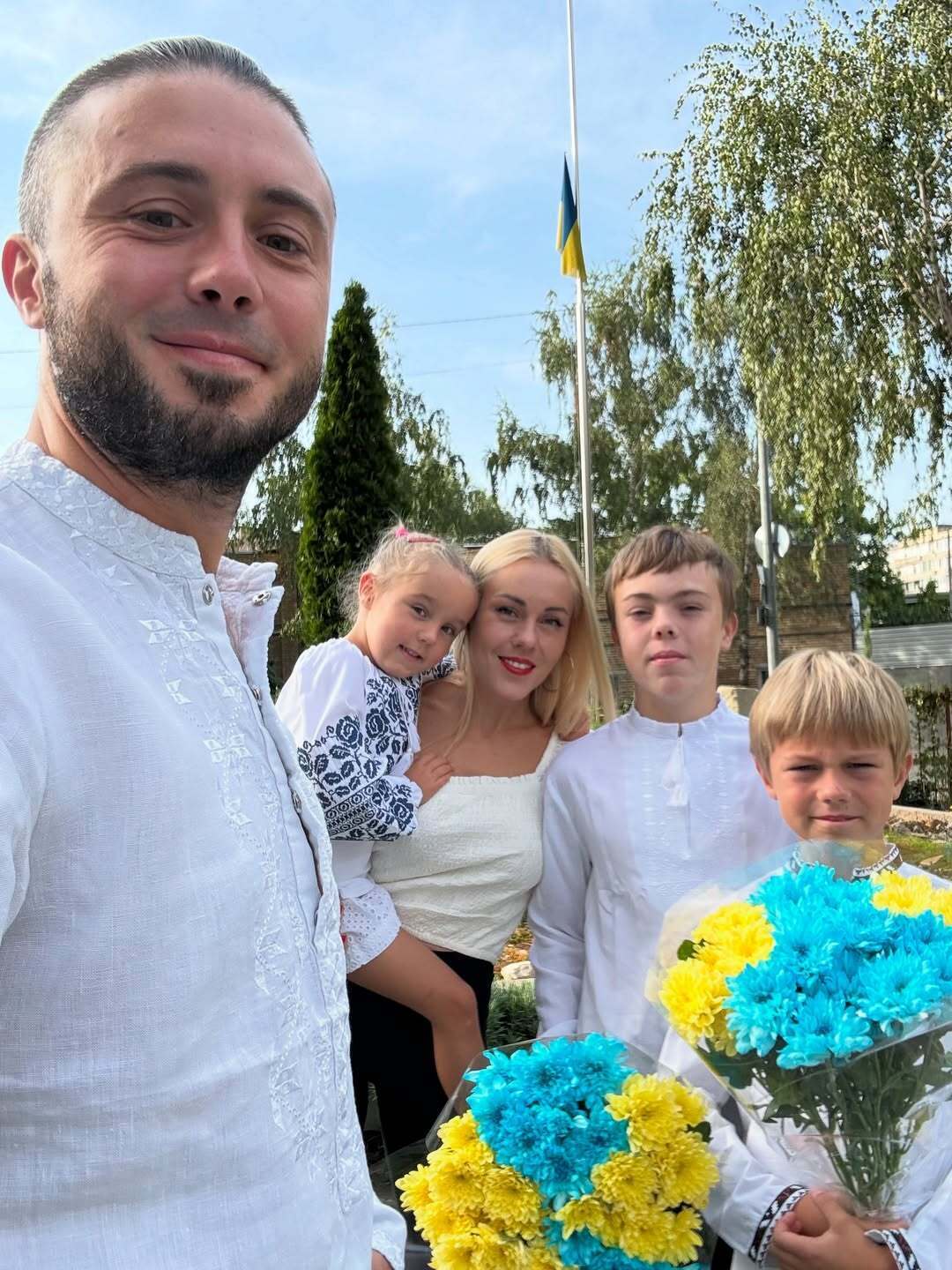 Решетніки в однакових костюмах, а син Цибульської в штанах з діркою: зірки показали своїх дітей-школярів на першому дзвонику. Фото