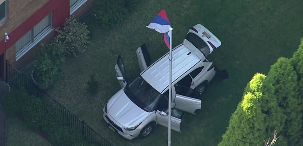 В Австралии мужчина протаранил ворота генконсульства РФ и отказался сдаваться полиции: все подробности. Фото