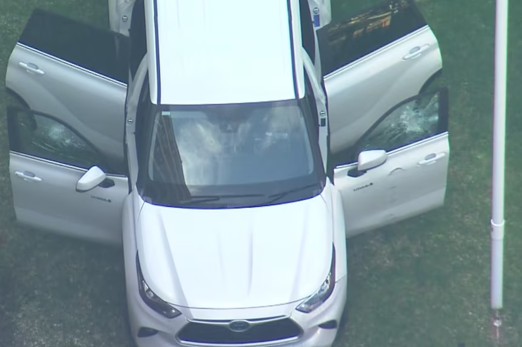 В Австралии мужчина протаранил ворота генконсульства РФ и отказался сдаваться полиции: все подробности. Фото